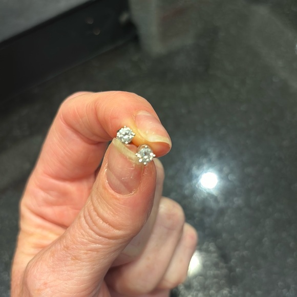 Small diamond stud earrings - Picture 3 of 3